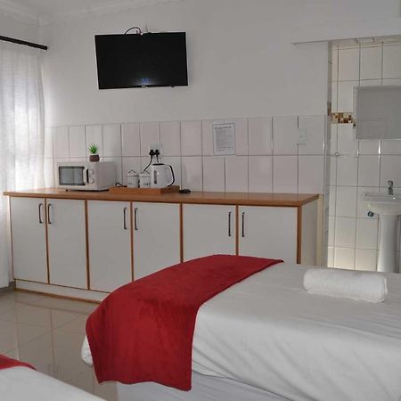 Timo'S Guesthouse Accommodation Luderitz Exterior photo
