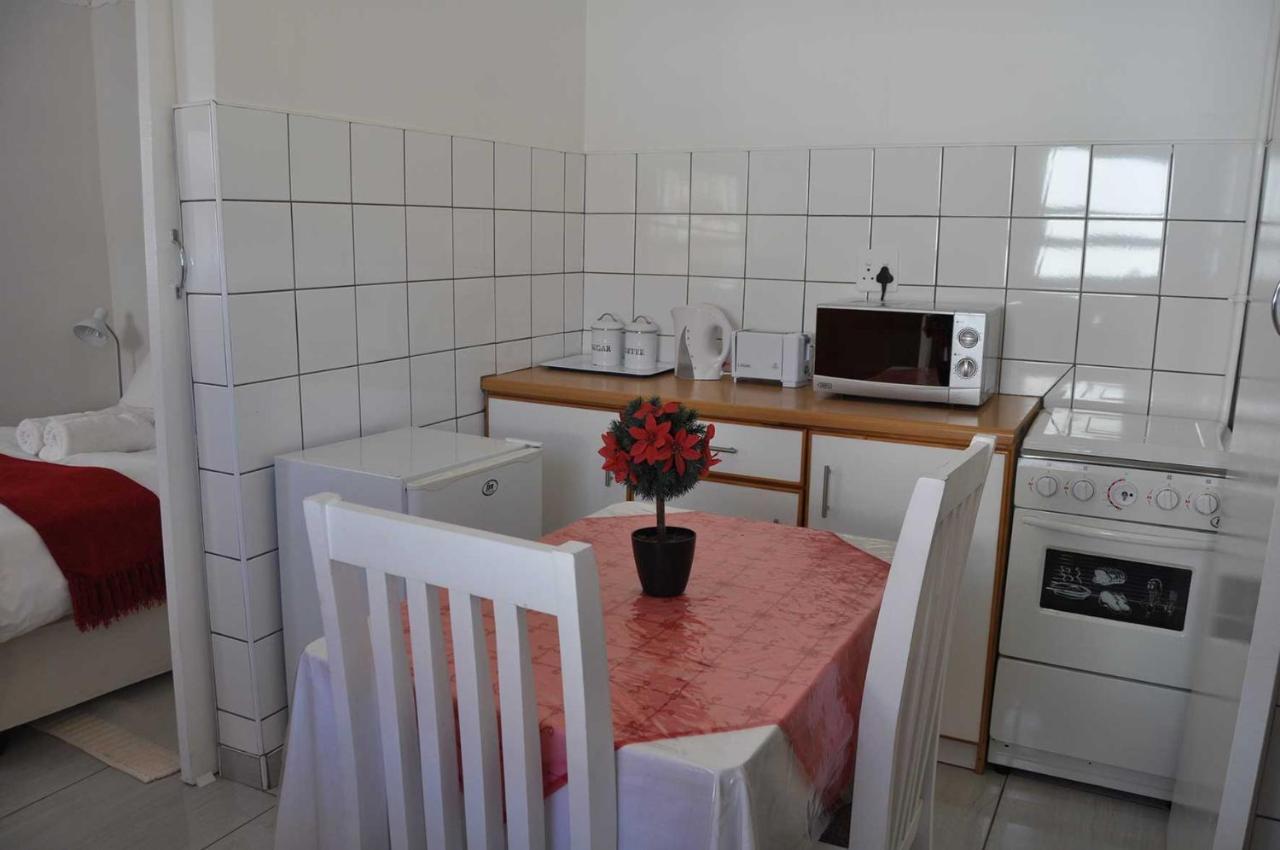 Timo'S Guesthouse Accommodation Luderitz Exterior photo