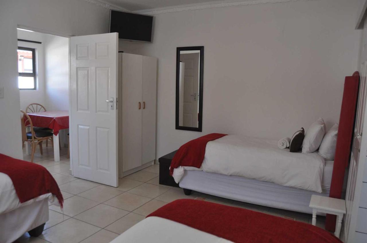 Timo'S Guesthouse Accommodation Luderitz Exterior photo