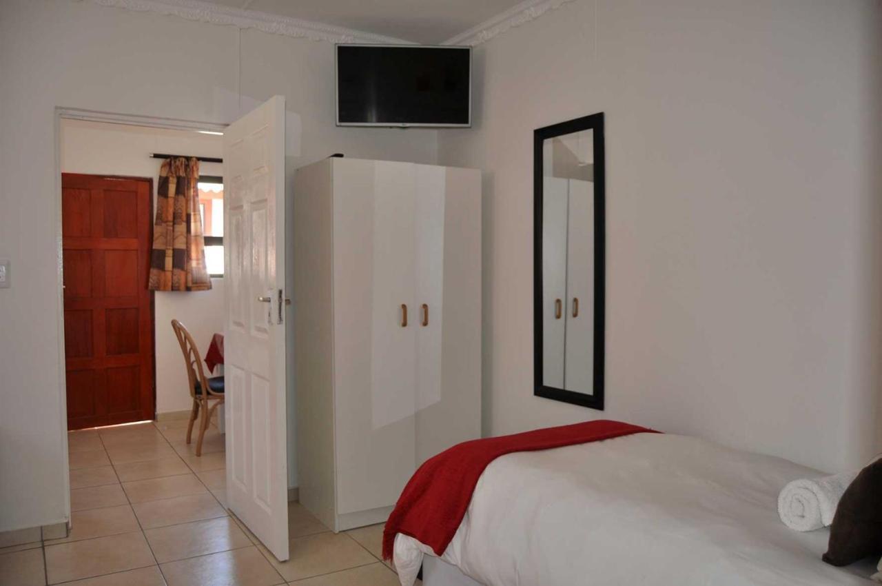 Timo'S Guesthouse Accommodation Luderitz Exterior photo